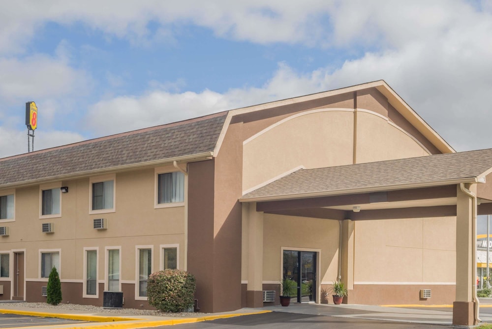Super 8 By Wyndham Shelbyville 6/25