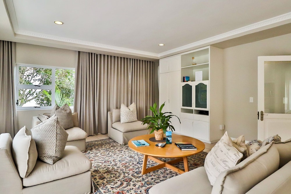 Hermanus Beachfront Lodge 20/43