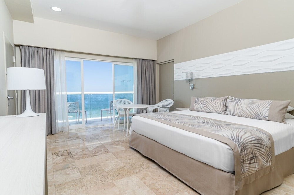 DELUXE, KING BED, OCEAN VIEW
