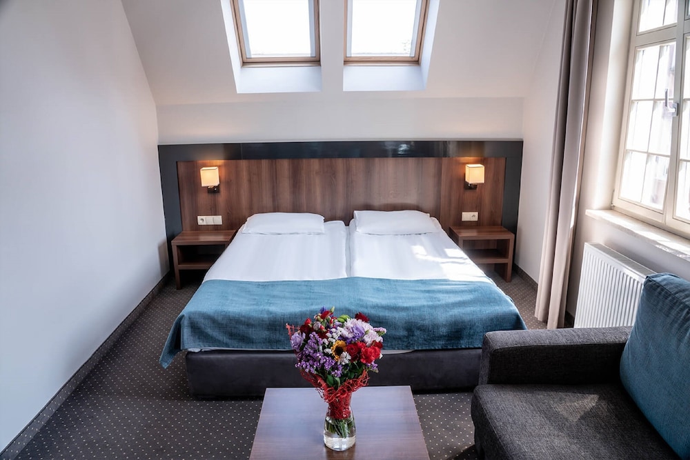 STANDARD, TRIPLE, QUEEN BED