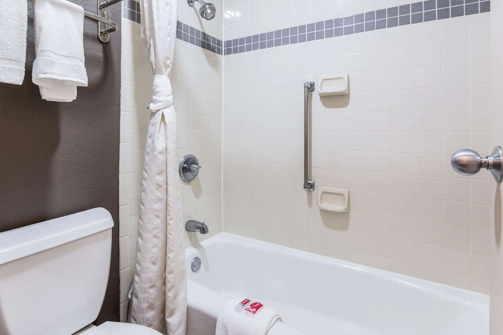 Econo Lodge Gainesville Downtown Area 23/33