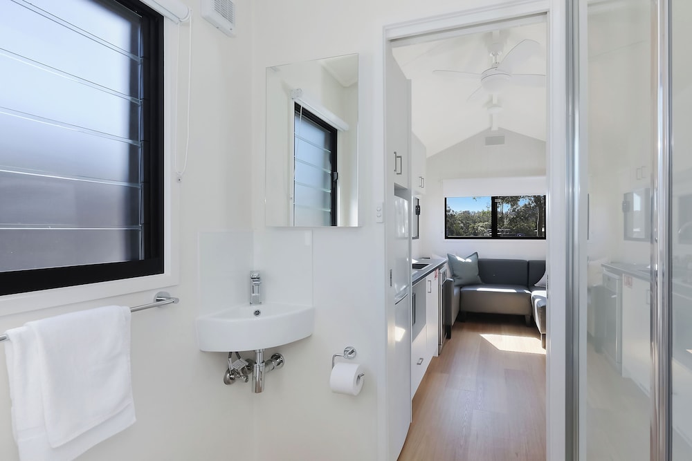 Tiny Home, Double Bed, Pet Friendly، Reflections Holiday Park Ferry Reserve 2/3