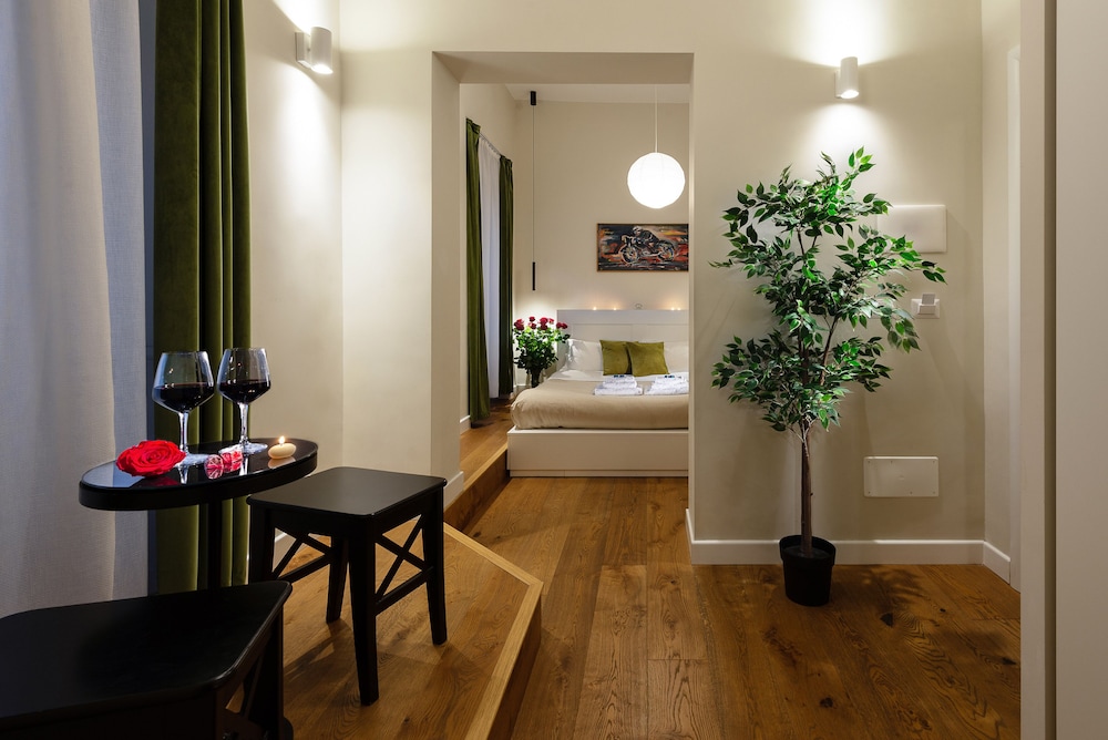 Claudia Rooms 21/39
