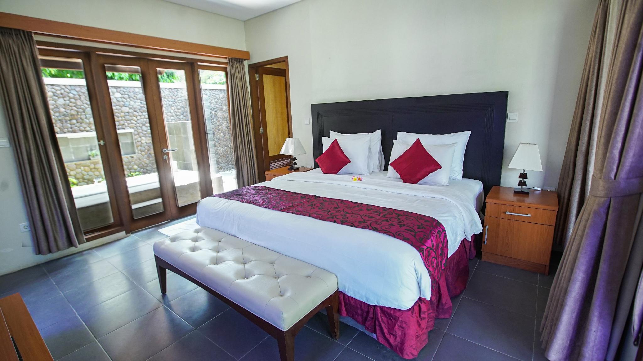 Room, Double and Twin Beds, Courtyard View