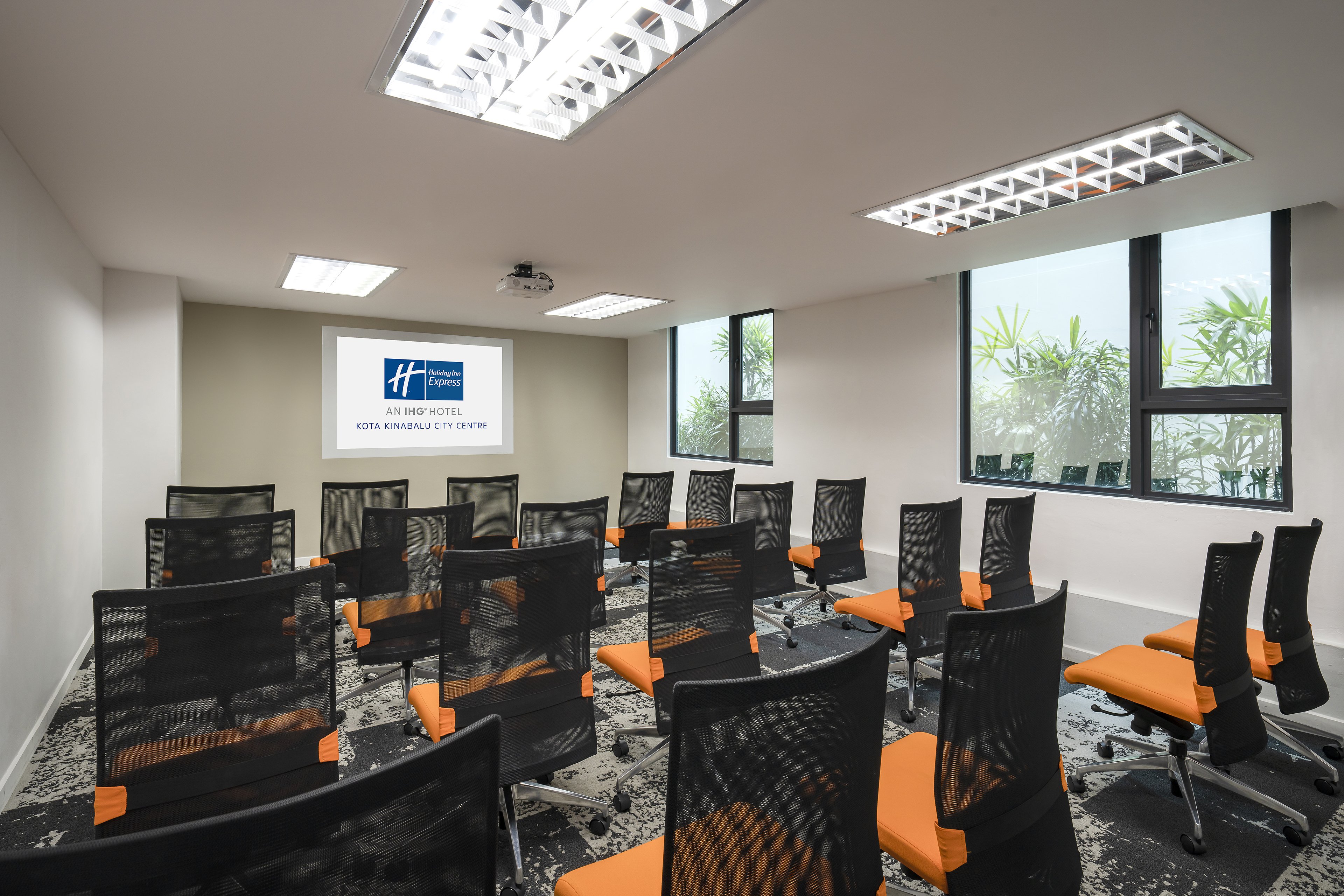 HOLIDAY INN EXPRESS KOTA KINABALU CITY CENTRE 45/55