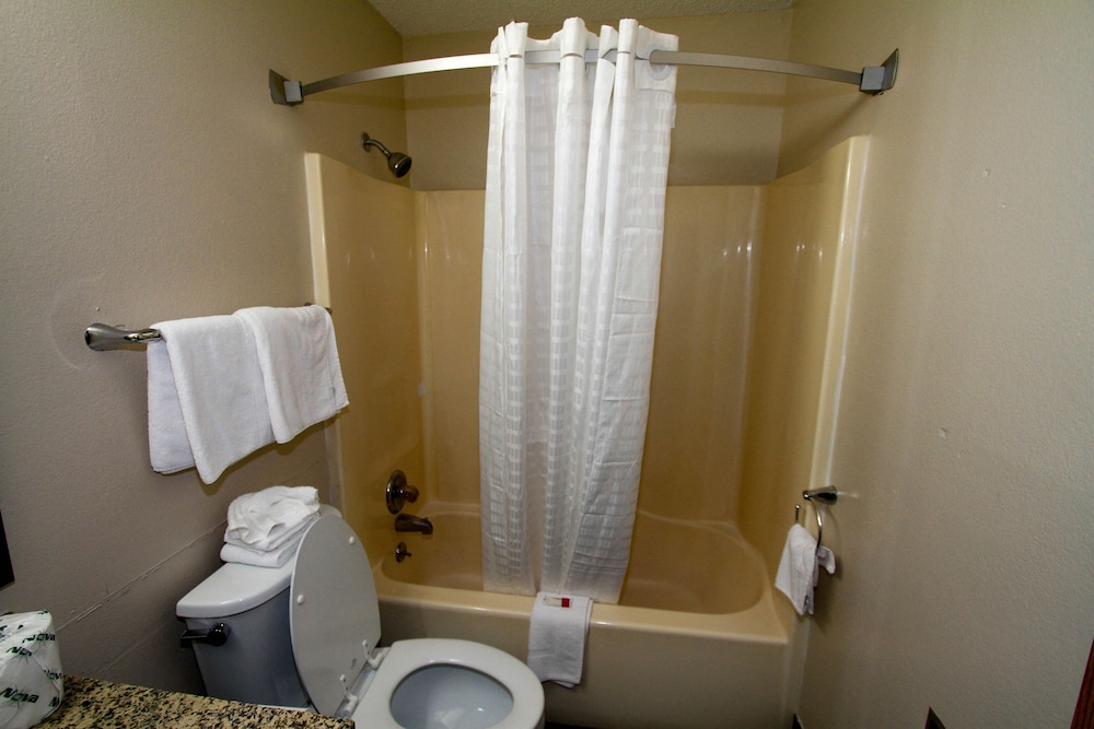 Super 8 by Wyndham Lenexa Overland Park/Mall Area 17/70