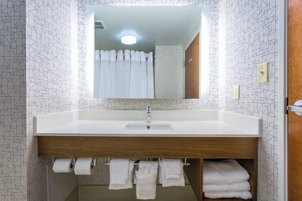Holiday Inn Express Petersburg 68/70