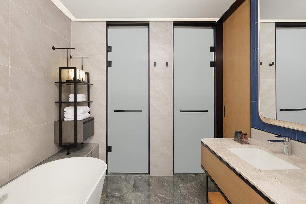 Guest Room, King Bed, Mountain View, Panoramic Terrace, Club Floor, Terrace، Sheraton Pujiang 3/3