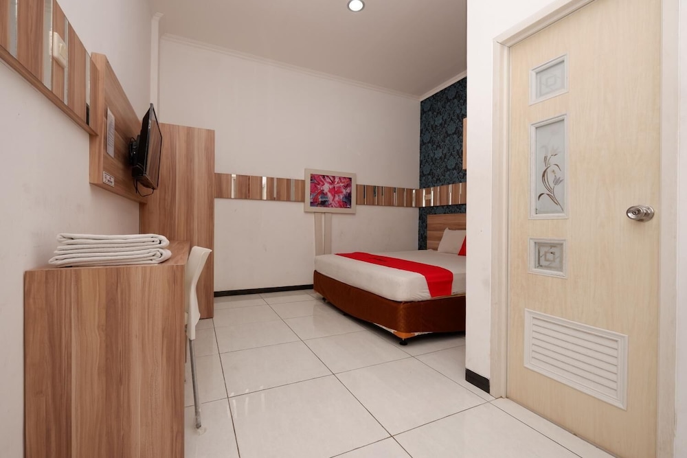 Reddoorz Near Plaza Simpang Lima 18/32