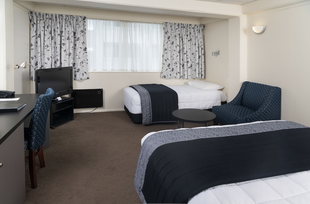 West Plaza Hotel 10/34