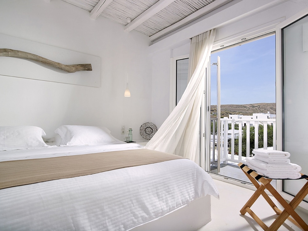 JUNIOR SUITE, QUEEN BED, 2 SOFA