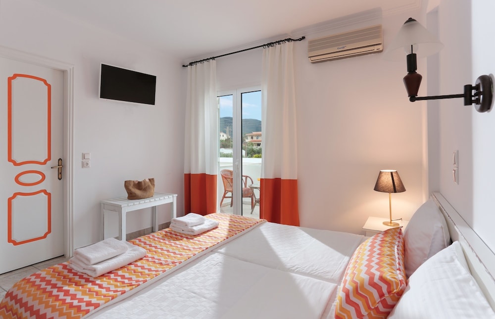 Iris Beach Hotel 7/41