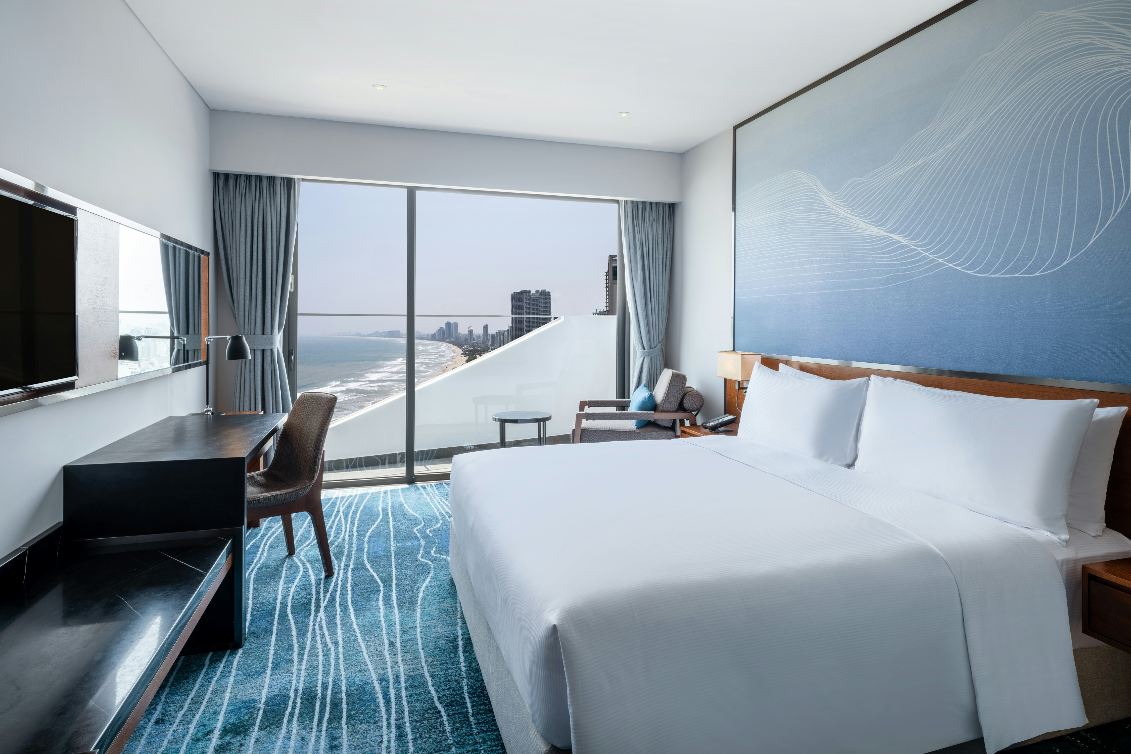 GUEST ROOM, KING BED, BALCONY