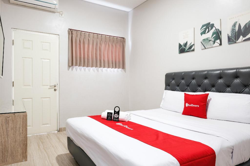 RedDoorz near Ciputra Golf Surabaya 11/50