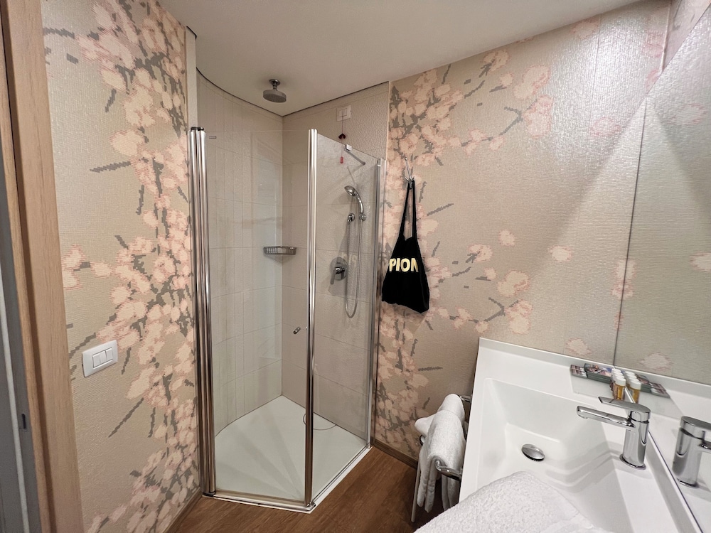Ark Hotel 37/42