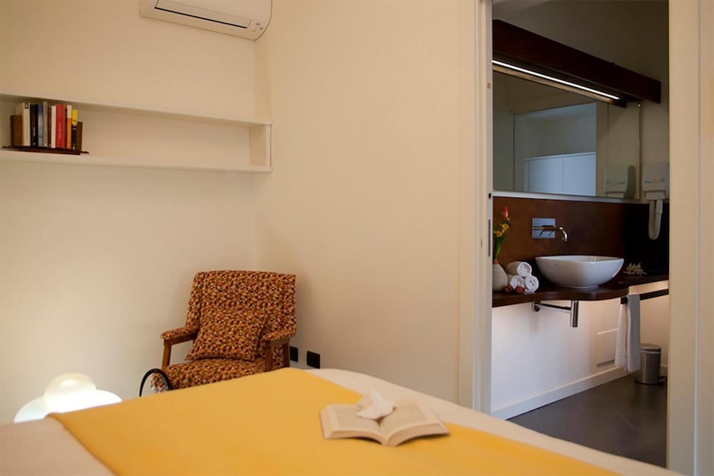 Foyer Boutique Hotel 45/45