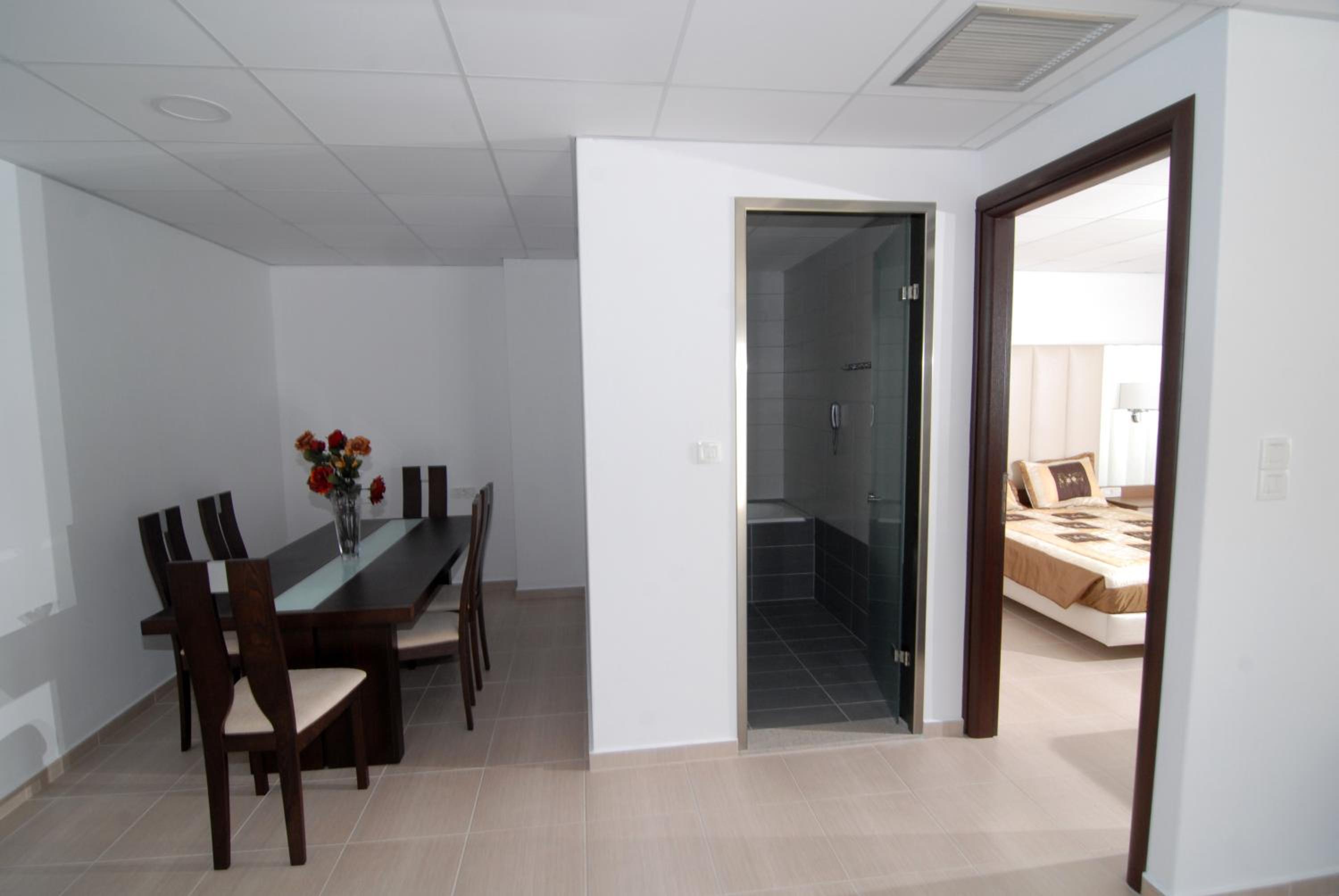 Royal Bay Suites 11/63