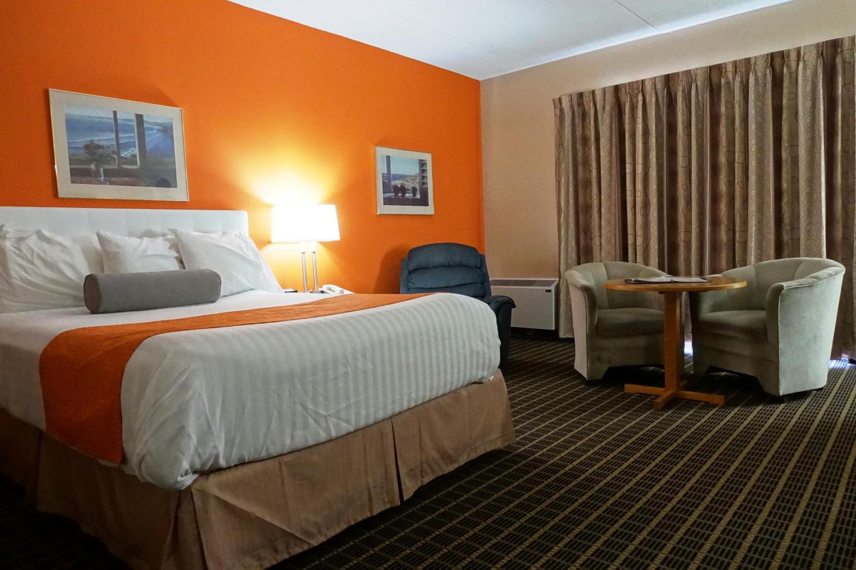 Howard Johnson by Wyndham Tillsonburg 5/28