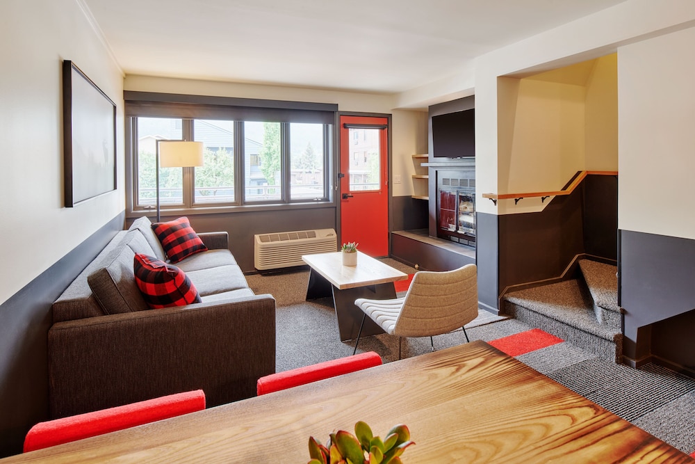 Mountain Modern Motel 36/72
