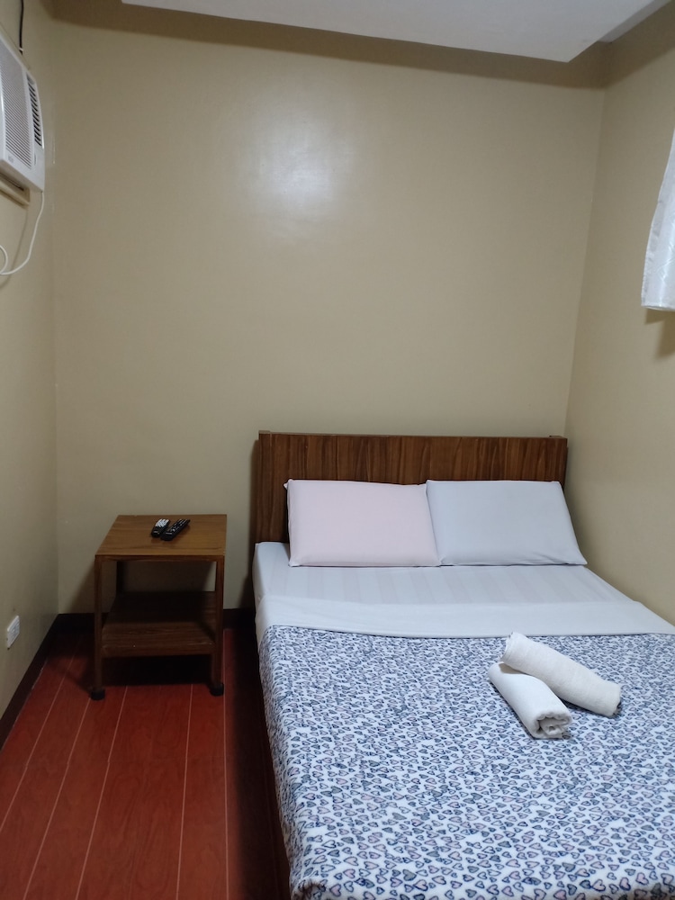 East Square Inn 19/25