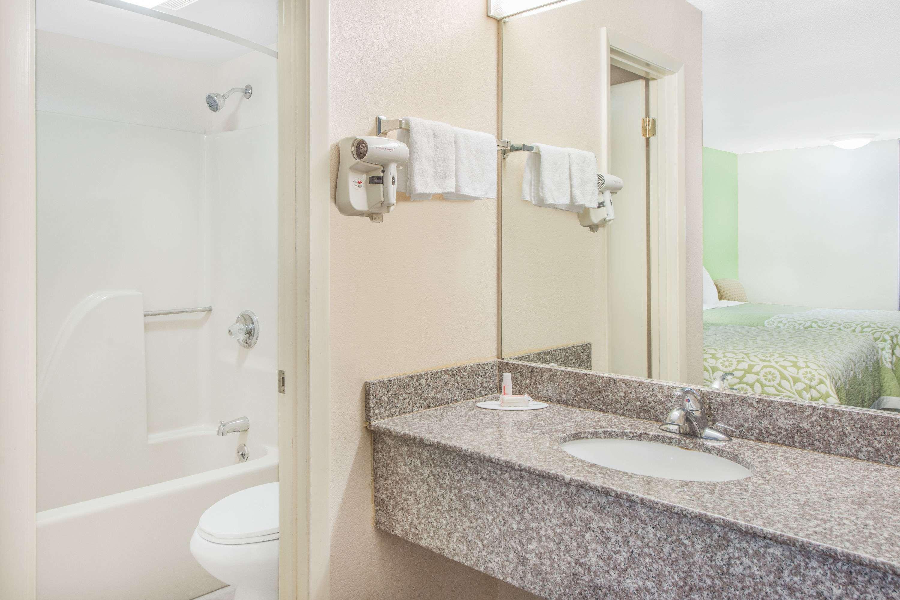 Days Inn by Wyndham Calvert City/Paducah East 15/15