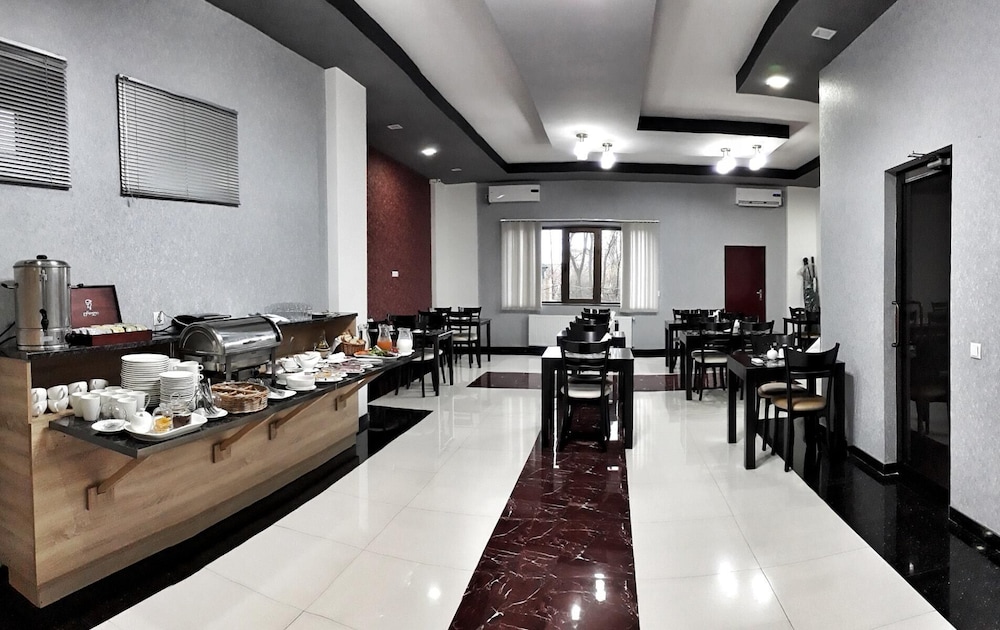 Continental Hotel 23/34