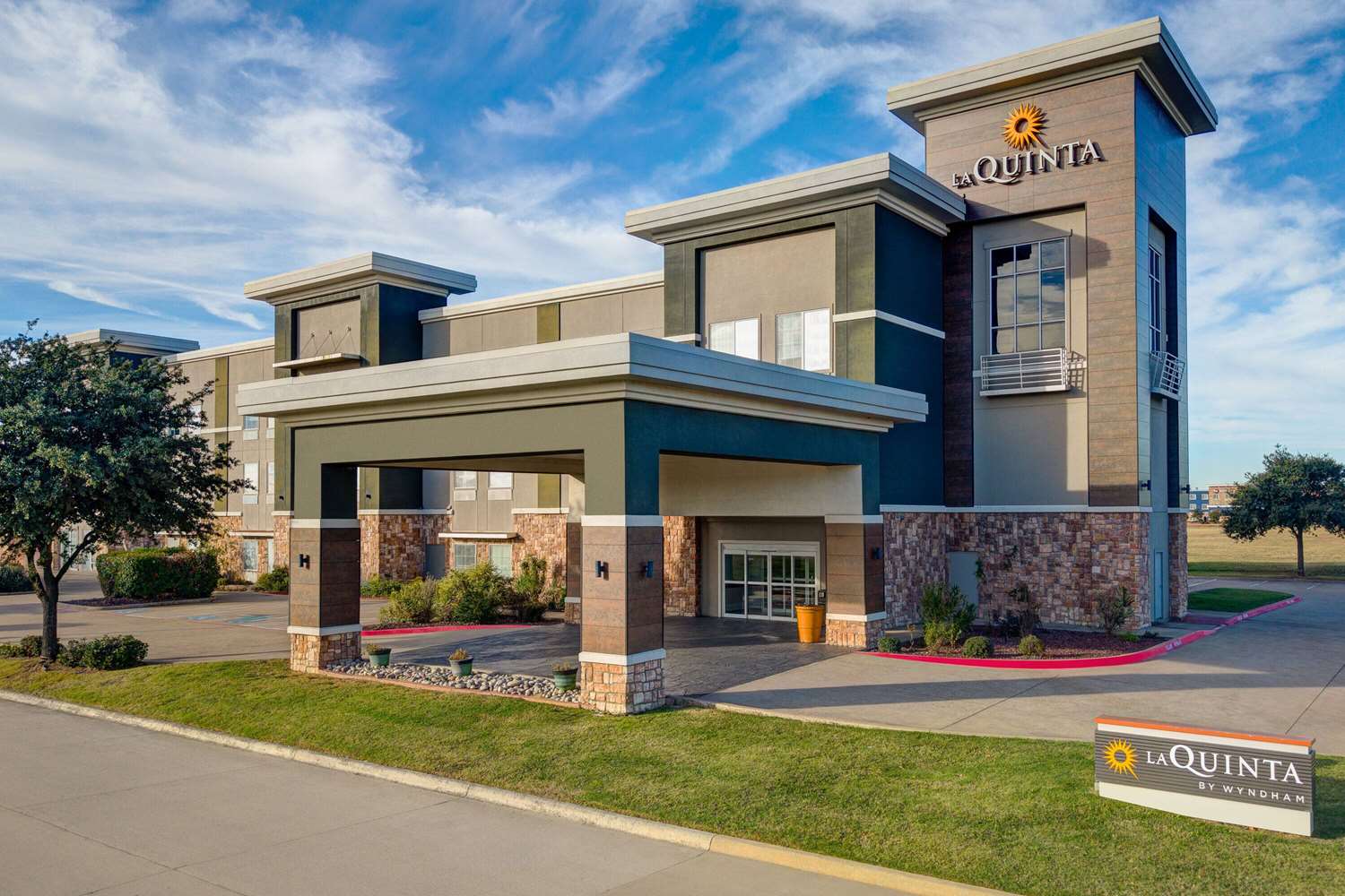 La Quinta Inn & Suites by Wyndham Ft. Worth - Forest Hill TX 43/49