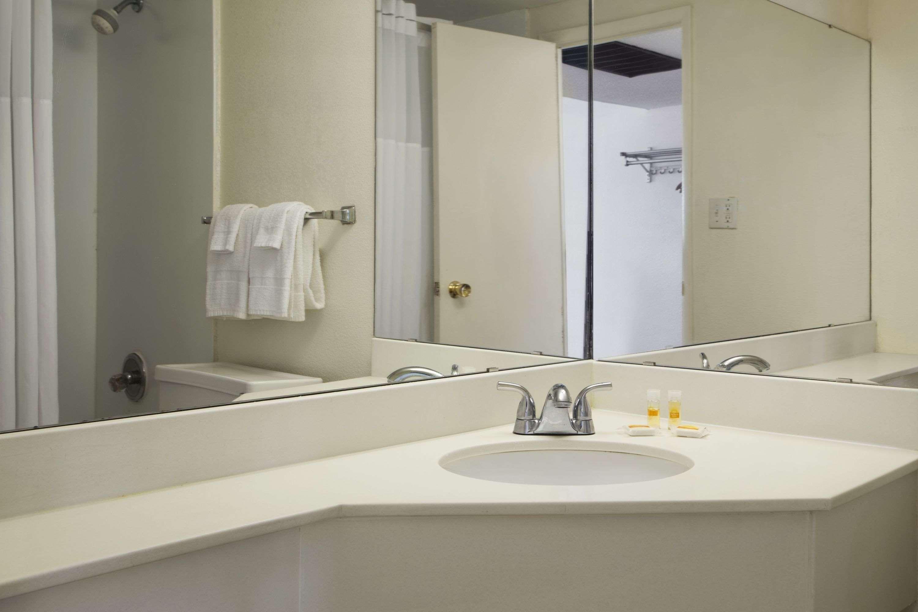 Ramada by Wyndham Pittsburgh/New Stanton 37/38