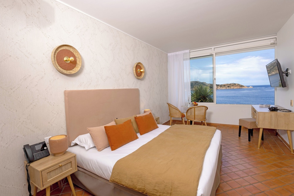 Privilege, Suite, 1 Queen and 1 Single Bed, Sea View, No Balcony