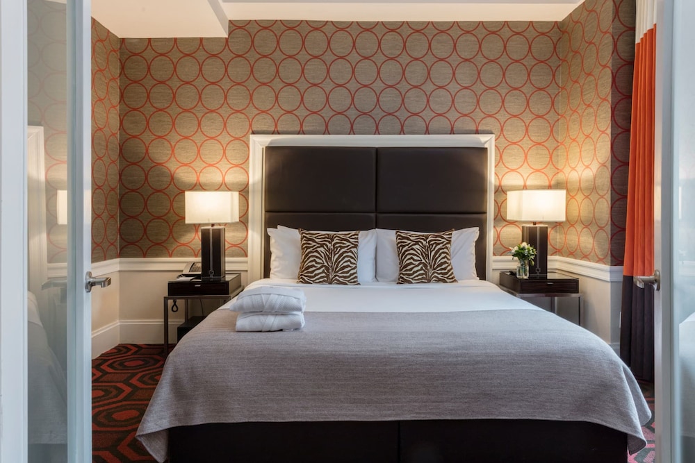 SUITE, KING BED, SOFA, CORNER