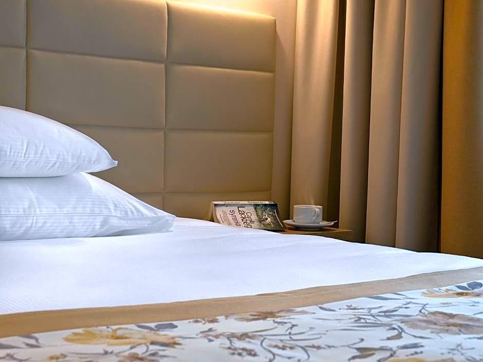Hotel Petropol 10/25