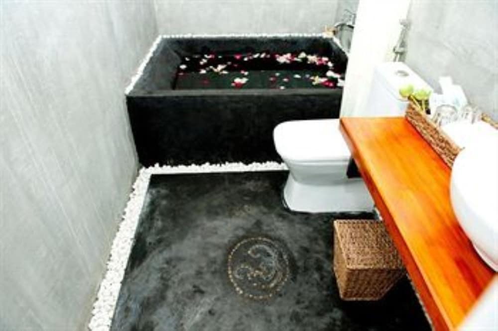 Monsoon Riverside Hotel 25/31