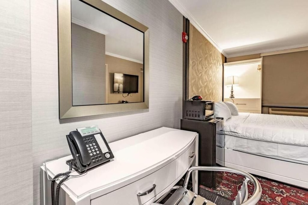 Umbrella Hotel Brooklyn 21/22