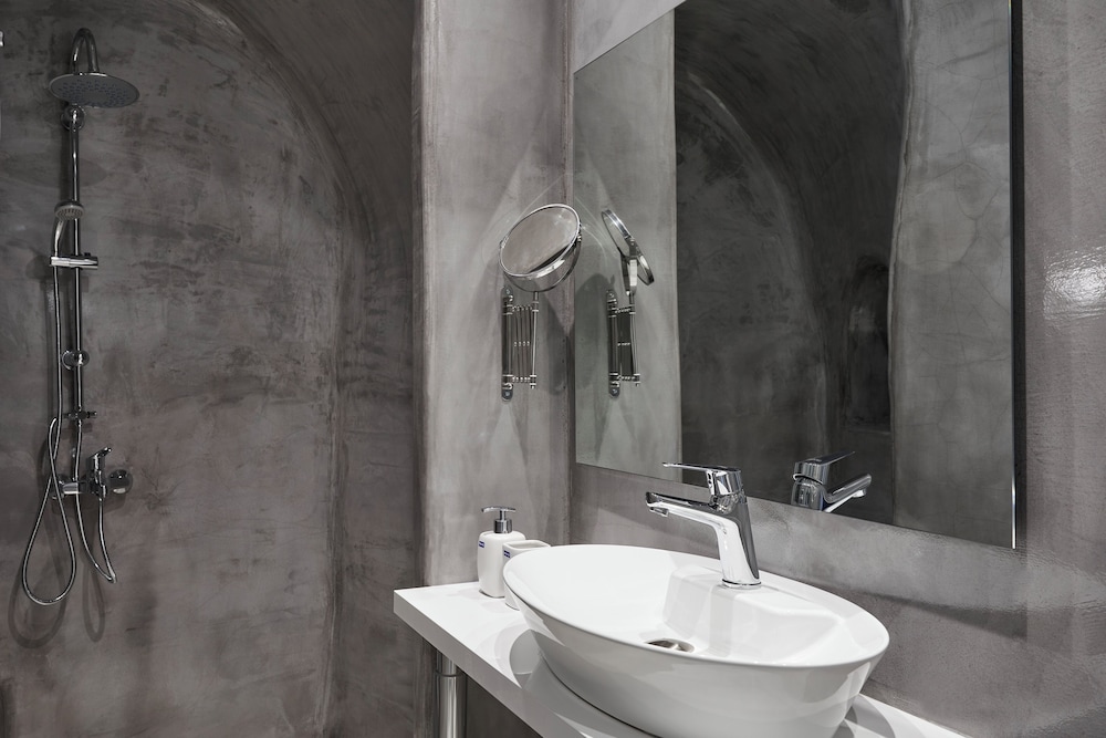 PETITE, SUITE, OUTDOOR JETTED TUB