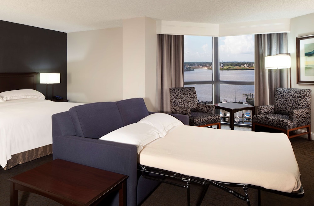 Compass Hotel Nassau Bay 18/65