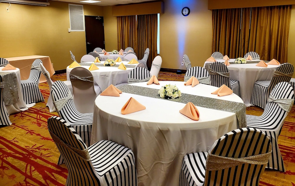 Holiday Inn Express Hotel & Suites Cherry Hills 34/46