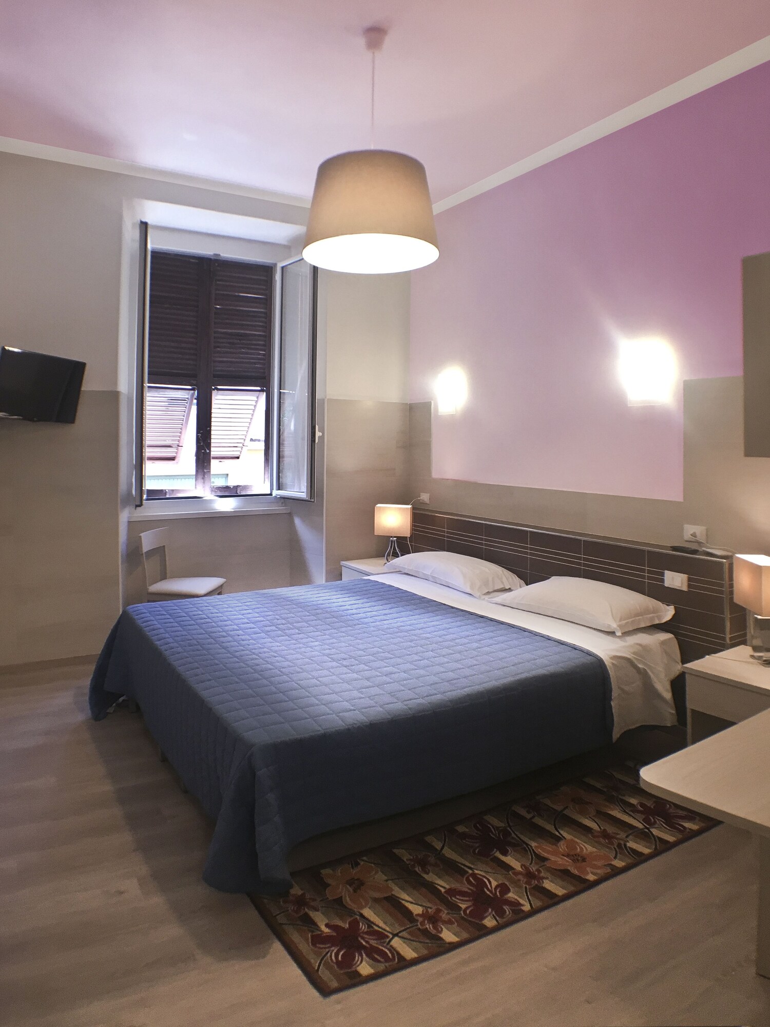 ROOM, DOUBLE OR TWIN BED
