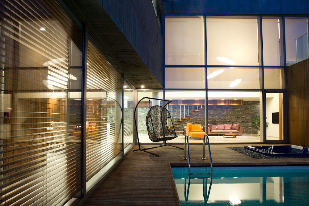 Bayhill Pool & Villa 37/77