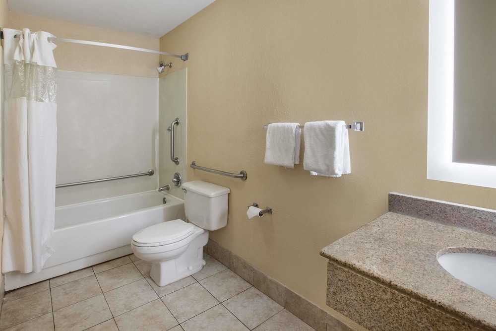 Howard Johnson By Wyndham Romulus Detroit Metro Airport 9/24