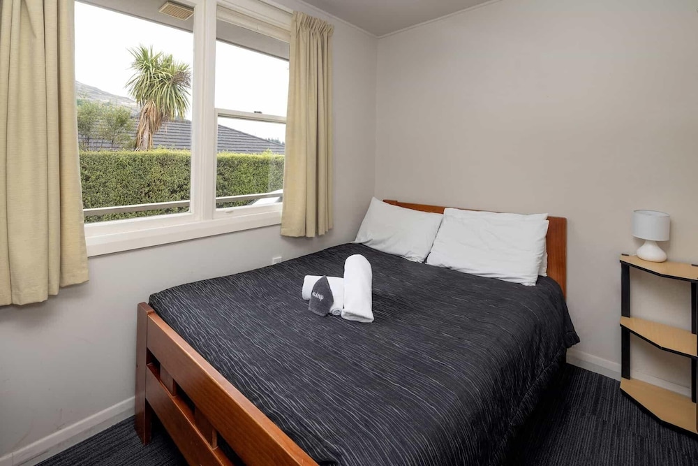 LODGE, DOUBLE BED