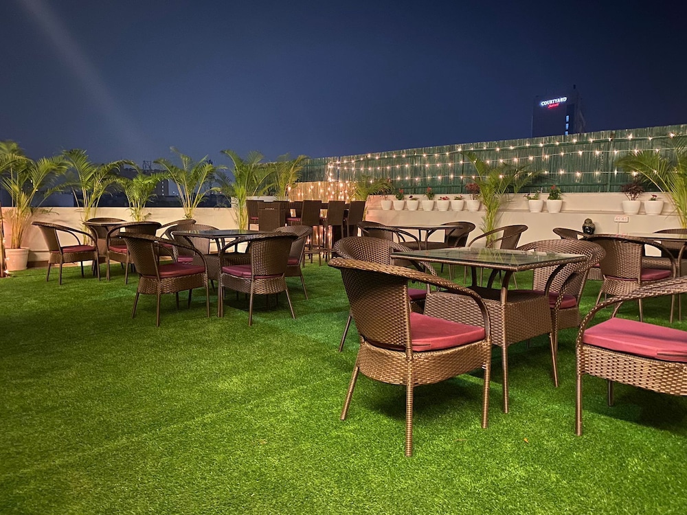 Saltstayz Hotel Huda City Center 42/49