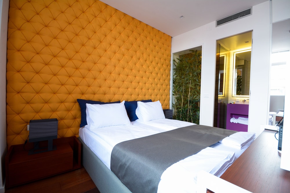 Boutique Rooms 12/50
