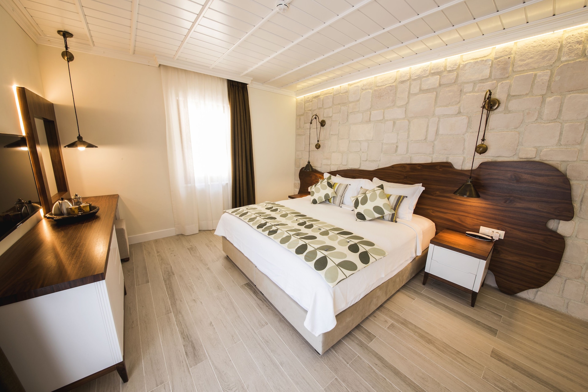 Deluxe, Partial Sea View