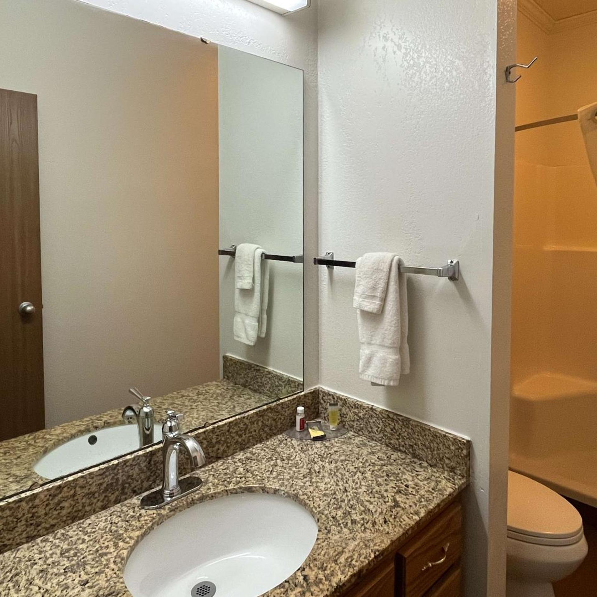 غرفة بسرير كينج، Motel6 Portland, IN 2/4