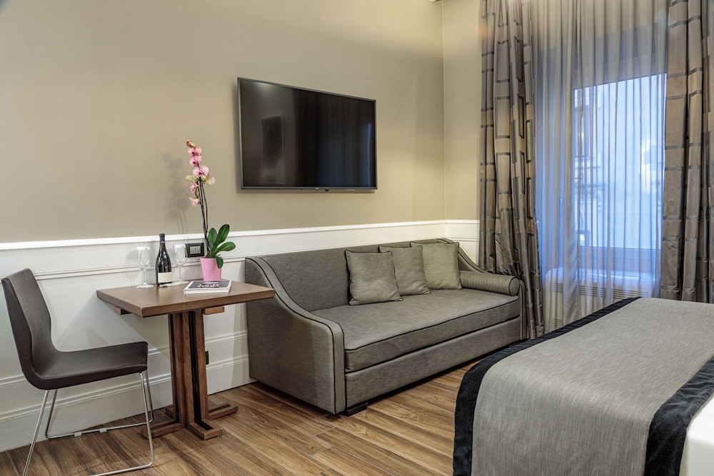 The Independent Suites 37/51