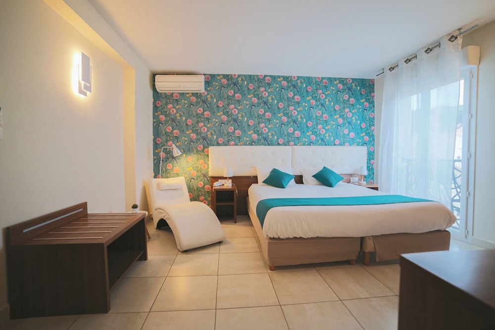 Hotel Holidays and Work 4/44