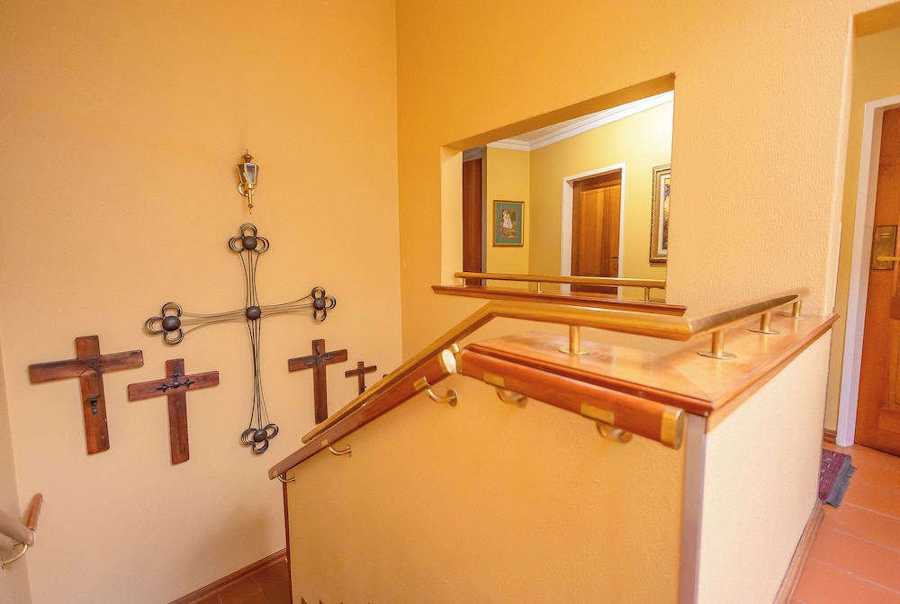 Sunward Park Guesthouse 50/50