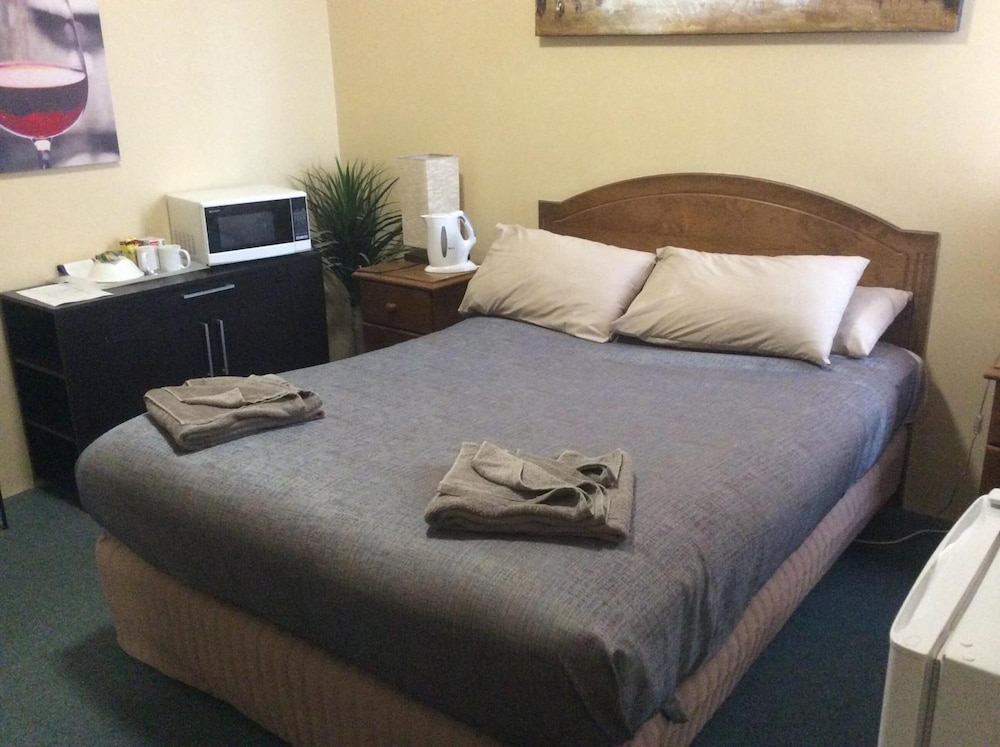 The New Whyalla Hotel 8/33