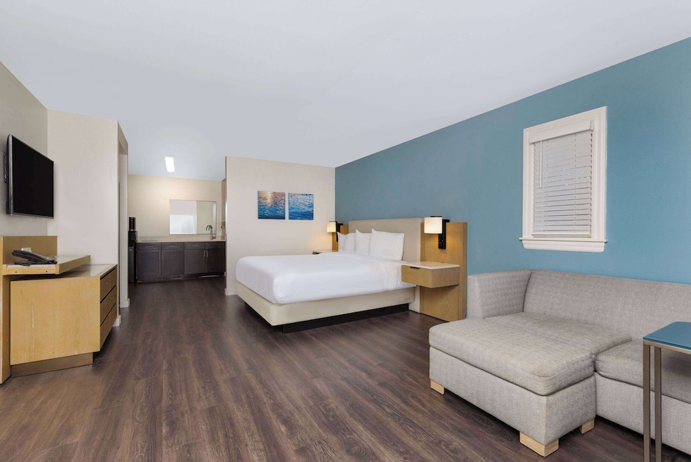 Efficiency, Deluxe, King Bed, Sofa