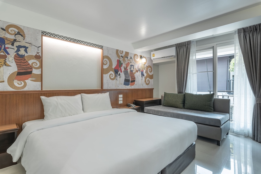 SUPERIOR, KING BED, POOL VIEW